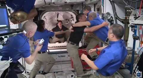 Tàu vũ trụ của SpaceX kết nối thành công với trạm ISS - Ảnh 1. Tàu vũ trụ của SpaceX kết nối thành công với trạm ISS - Ảnh 1.