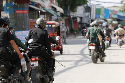 Cảnh sát trưởng Phnom Penh: Cảnh sát cầm roi mây chỉ để răn đe người vi phạm lệnh phong tỏa COVID-19 - Ảnh 1. Cảnh sát trưởng Phnom Penh: Cảnh sát cầm roi mây chỉ để răn đe người vi phạm lệnh phong tỏa COVID-19 - Ảnh 1.