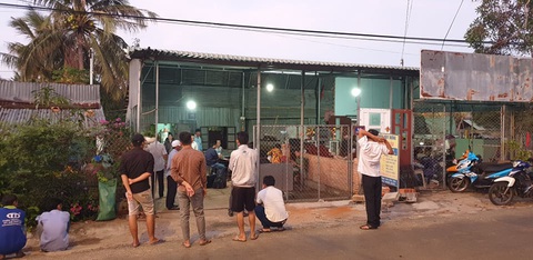 Mâu thuẫn trong bar, kéo nhau ra ngoài hỗn chiến khiến 3 người thương vong - Ảnh 2. Mâu thuẫn trong bar, kéo nhau ra ngoài hỗn chiến khiến 3 người thương vong - Ảnh 2.