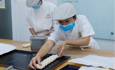 Lò bánh mì đặc biệt mở cánh cửa tương lai cho nhiều học trò nghèo - Ảnh 1. Lò bánh mì đặc biệt mở cánh cửa tương lai cho nhiều học trò nghèo - Ảnh 1.