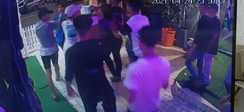 Mâu thuẫn trong bar, kéo nhau ra ngoài hỗn chiến khiến 3 người thương vong - Ảnh 1. Mâu thuẫn trong bar, kéo nhau ra ngoài hỗn chiến khiến 3 người thương vong - Ảnh 1.