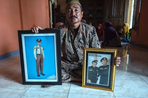 Tàu ngầm Indonesia chìm: Người nhà muốn tìm được con bằng mọi giá - Ảnh 3. Tàu ngầm Indonesia chìm: Người nhà muốn tìm được con bằng mọi giá - Ảnh 3.