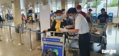 Khách đi lại Tân Sơn Nhất thông thoáng, nhưng cần lưu ý khai báo y tế thế nào? - Ảnh 8. Khách đi lại Tân Sơn Nhất thông thoáng, nhưng cần lưu ý khai báo y tế thế nào? - Ảnh 8.