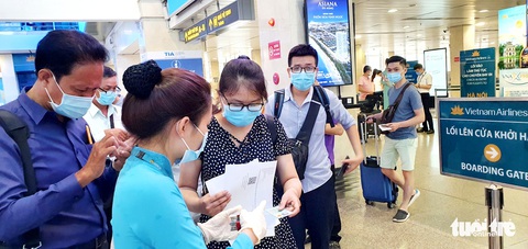 Khách đi lại Tân Sơn Nhất thông thoáng, nhưng cần lưu ý khai báo y tế thế nào? - Ảnh 2. Khách đi lại Tân Sơn Nhất thông thoáng, nhưng cần lưu ý khai báo y tế thế nào? - Ảnh 2.