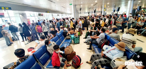 Khách đi lại Tân Sơn Nhất thông thoáng, nhưng cần lưu ý khai báo y tế thế nào? - Ảnh 4. Khách đi lại Tân Sơn Nhất thông thoáng, nhưng cần lưu ý khai báo y tế thế nào? - Ảnh 4.