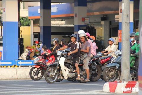 Đà Nẵng vẫn còn nhiều người quên mang khẩu trang nơi công cộng - Ảnh 3. Đà Nẵng vẫn còn nhiều người quên mang khẩu trang nơi công cộng - Ảnh 3.
