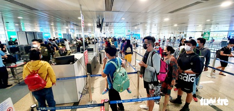 Khách đi lại Tân Sơn Nhất thông thoáng, nhưng cần lưu ý khai báo y tế thế nào? - Ảnh 1. Khách đi lại Tân Sơn Nhất thông thoáng, nhưng cần lưu ý khai báo y tế thế nào? - Ảnh 1.