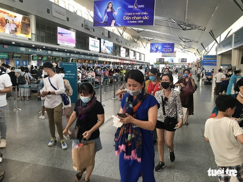Đà Nẵng vẫn còn nhiều người quên mang khẩu trang nơi công cộng - Ảnh 1. Đà Nẵng vẫn còn nhiều người quên mang khẩu trang nơi công cộng - Ảnh 1.