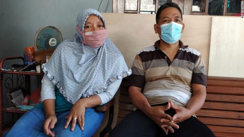 Tàu ngầm Indonesia chìm: Người nhà muốn tìm được con bằng mọi giá - Ảnh 2. Tàu ngầm Indonesia chìm: Người nhà muốn tìm được con bằng mọi giá - Ảnh 2.