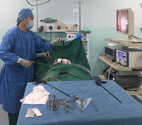 Phẫu thuật lấy khối u quái đầy tóc và răng - Ảnh 1. Phẫu thuật lấy khối u quái đầy tóc và răng - Ảnh 1.