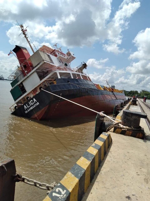 Tàu hàng ở Tân Cảng Hiệp Phước nghiêng, nhiều container rơi xuống sông - Ảnh 1. Tàu hàng ở Tân Cảng Hiệp Phước nghiêng, nhiều container rơi xuống sông - Ảnh 1.