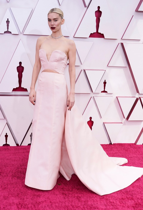 Thảm đỏ Oscar 2021 vẫn hào nhoáng mặc COVID-19 - Ảnh 12. Thảm đỏ Oscar 2021 vẫn hào nhoáng mặc COVID-19 - Ảnh 12.