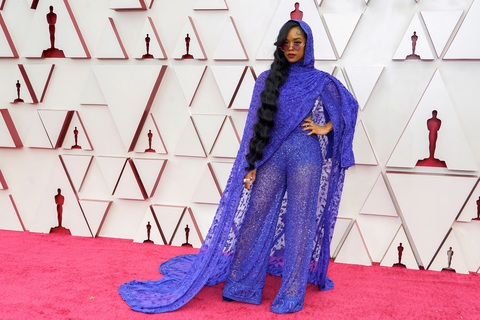 Thảm đỏ Oscar 2021 vẫn hào nhoáng mặc COVID-19 - Ảnh 13. Thảm đỏ Oscar 2021 vẫn hào nhoáng mặc COVID-19 - Ảnh 13.