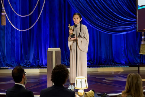 Oscar 2021: Nomadland giành 3 tượng vàng cho phim, đạo diễn và nữ chính xuất sắc - Ảnh 4. Oscar 2021: Nomadland giành 3 tượng vàng cho phim, đạo diễn và nữ chính xuất sắc - Ảnh 4.