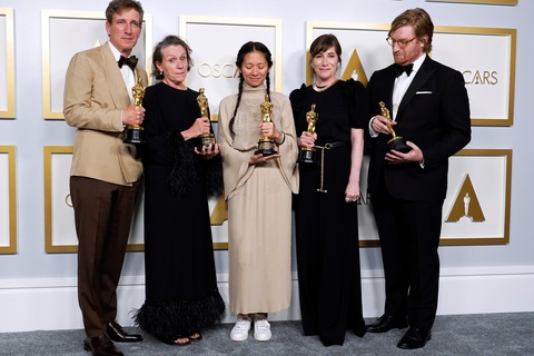 Oscar 2021: Nomadland giành 3 tượng vàng cho phim, đạo diễn và nữ chính xuất sắc - Ảnh 6. Oscar 2021: Nomadland giành 3 tượng vàng cho phim, đạo diễn và nữ chính xuất sắc - Ảnh 6.