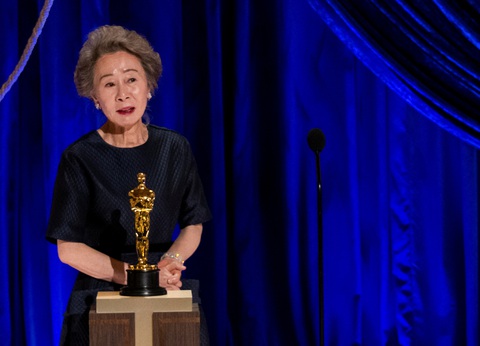 Hậu Oscar, ‘bà ngoại quốc dân’ Youn Yuh Jung bị fan đến tận nhà… xin tiền - Ảnh 1. Hậu Oscar, ‘bà ngoại quốc dân’ Youn Yuh Jung bị fan đến tận nhà… xin tiền - Ảnh 1.