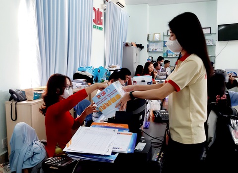 ĐH Nam Cần Thơ trao 150 triệu đồng Cùng Tuổi Trẻ góp vắc xin COVID-19 - Ảnh 2. ĐH Nam Cần Thơ trao 150 triệu đồng Cùng Tuổi Trẻ góp vắc xin COVID-19 - Ảnh 2.