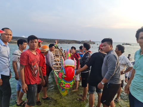 Gần 200 năm lễ hội đua thuyền Lý Sơn, hôm nay là di sản quốc gia - Ảnh 5. Gần 200 năm lễ hội đua thuyền Lý Sơn, hôm nay là di sản quốc gia - Ảnh 5.