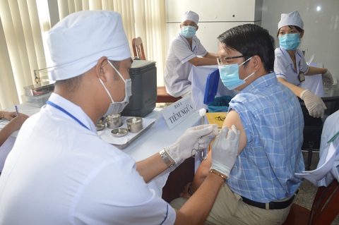 Sóc Trăng bắt đầu tiêm vắc xin COVID-19 cho gần 7.500 cán bộ y tế, bộ đội biên phòng... - Ảnh 1. Sóc Trăng bắt đầu tiêm vắc xin COVID-19 cho gần 7.500 cán bộ y tế, bộ đội biên phòng... - Ảnh 1.