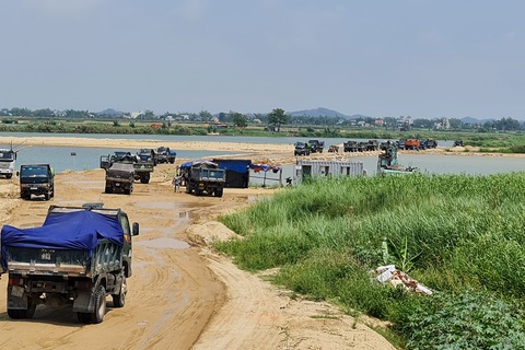 Chỉ có cát ăn trộm mới có giá 70.000 đồng/m3 - Ảnh 1. Chỉ có cát ăn trộm mới có giá 70.000 đồng/m3 - Ảnh 1.
