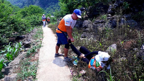 Cho con 9 tuổi đi theo chạy 42km trên núi Mộc Châu, một VĐV bị cộng đồng phản ứng - Ảnh 2. Cho con 9 tuổi đi theo chạy 42km trên núi Mộc Châu, một VĐV bị cộng đồng phản ứng - Ảnh 2.