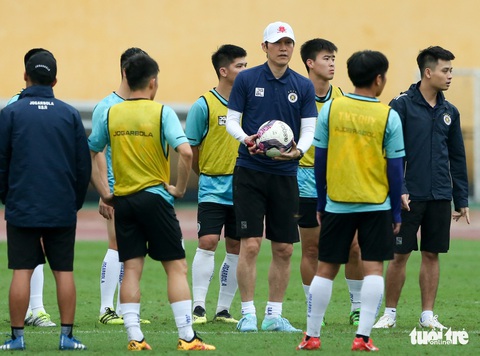 Tân HLV người Hàn của Hà Nội FC: Tôi đã đến gặp HLV Park Hang Seo - Ảnh 1. Tân HLV người Hàn của Hà Nội FC: Tôi đã đến gặp HLV Park Hang Seo - Ảnh 1.