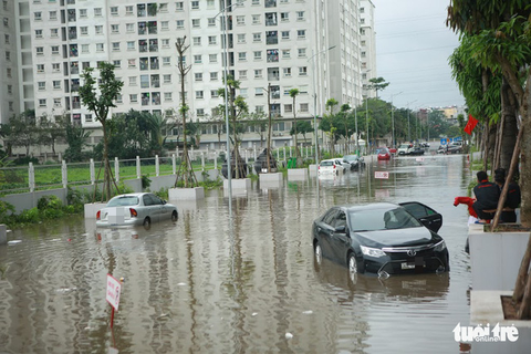 Hà Nội: Mưa lớn, nhiều ôtô dầm trong nước ngập - Ảnh 2. Hà Nội: Mưa lớn, nhiều ôtô dầm trong nước ngập - Ảnh 2.