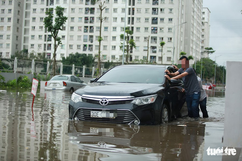 Hà Nội: Mưa lớn, nhiều ôtô dầm trong nước ngập - Ảnh 1. Hà Nội: Mưa lớn, nhiều ôtô dầm trong nước ngập - Ảnh 1.