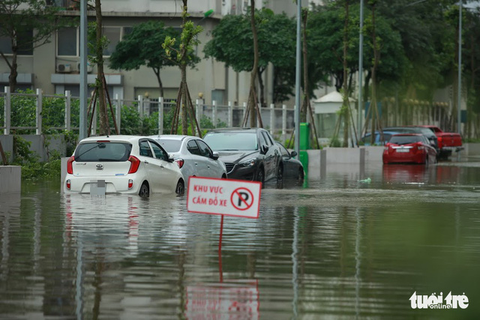 Hà Nội: Mưa lớn, nhiều ôtô dầm trong nước ngập - Ảnh 3. Hà Nội: Mưa lớn, nhiều ôtô dầm trong nước ngập - Ảnh 3.