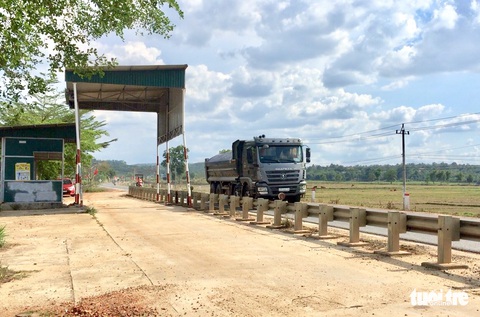 Xe chở cát đại náo đường làng - Ảnh 4. Xe chở cát đại náo đường làng - Ảnh 4.