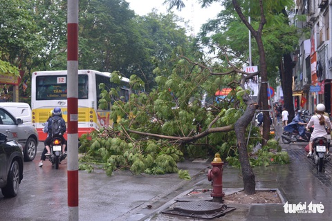 Ùn tắc khắp Hà Nội do mưa lớn, ban ngày nhưng trời tối đen như mực - Ảnh 8. Ùn tắc khắp Hà Nội do mưa lớn, ban ngày nhưng trời tối đen như mực - Ảnh 8.