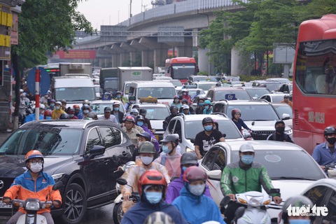 Ùn tắc khắp Hà Nội do mưa lớn, ban ngày nhưng trời tối đen như mực - Ảnh 5. Ùn tắc khắp Hà Nội do mưa lớn, ban ngày nhưng trời tối đen như mực - Ảnh 5.