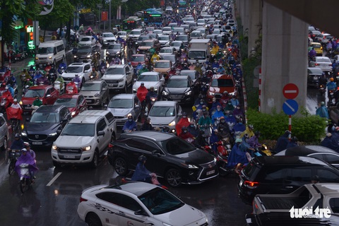 Ùn tắc khắp Hà Nội do mưa lớn, ban ngày nhưng trời tối đen như mực - Ảnh 4. Ùn tắc khắp Hà Nội do mưa lớn, ban ngày nhưng trời tối đen như mực - Ảnh 4.