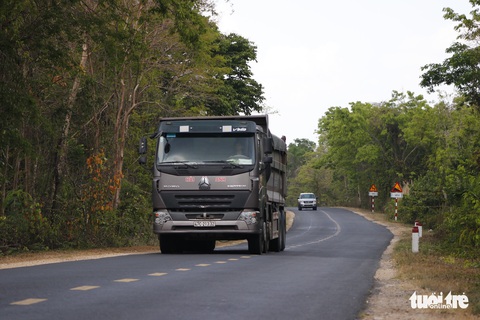 Yêu cầu giải trình vụ bãi tập kết cát không phép tồn tại suốt 2 năm - Ảnh 1. Yêu cầu giải trình vụ bãi tập kết cát không phép tồn tại suốt 2 năm - Ảnh 1.