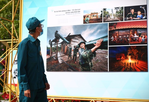Triển lãm ảnh về lực lượng biên phòng tại phố đi bộ Nguyễn Huệ - Ảnh 2. Triển lãm ảnh về lực lượng biên phòng tại phố đi bộ Nguyễn Huệ - Ảnh 2.