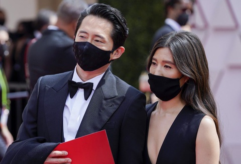 Thảm đỏ Oscar 2021 vẫn hào nhoáng mặc COVID-19 - Ảnh 3. Thảm đỏ Oscar 2021 vẫn hào nhoáng mặc COVID-19 - Ảnh 3.