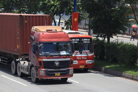 Chậm trễ đổi biển số trắng sang vàng, chủ xe kinh doanh coi chừng bị phạt - Ảnh 2. Chậm trễ đổi biển số trắng sang vàng, chủ xe kinh doanh coi chừng bị phạt - Ảnh 2.