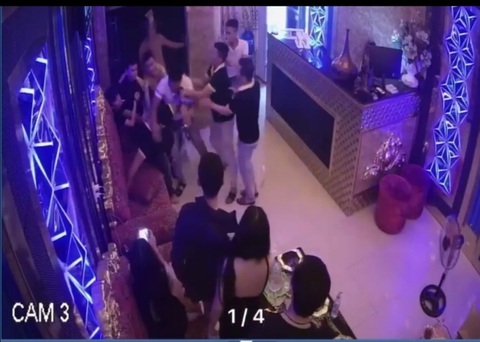 Rủ nữ nhân viên karaoke đi chơi không thành, nhóm thanh niên đánh người, phá quán - Ảnh 1. Rủ nữ nhân viên karaoke đi chơi không thành, nhóm thanh niên đánh người, phá quán - Ảnh 1.