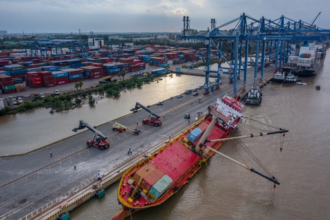 Cấm tàu thuyền đi trên tuyến rạch Dơi - sông Kinh để tìm vớt container - Ảnh 1. Cấm tàu thuyền đi trên tuyến rạch Dơi - sông Kinh để tìm vớt container - Ảnh 1.
