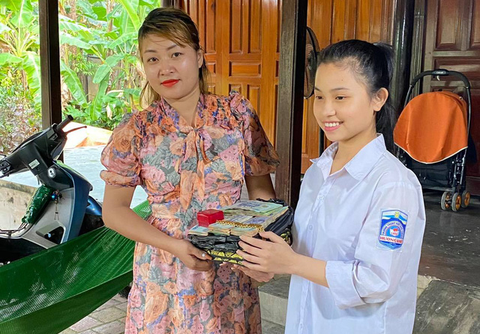 Nhặt được 300 triệu và 3 cây vàng, nữ sinh đứng chờ trả lại người đánh rơi - Ảnh 1. Nhặt được 300 triệu và 3 cây vàng, nữ sinh đứng chờ trả lại người đánh rơi - Ảnh 1.