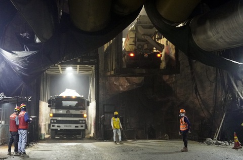 Xuống kho ngầm lớn nhất Đông Nam Á đang xây dựng ở Việt Nam, sâu 200m so với mực nước biển - Ảnh 8. Xuống kho ngầm lớn nhất Đông Nam Á đang xây dựng ở Việt Nam, sâu 200m so với mực nước biển - Ảnh 8.