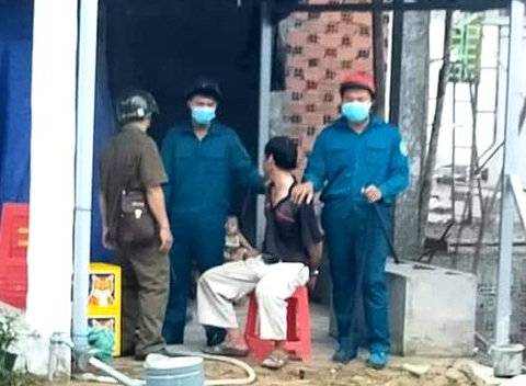 Cãi vã vì nghi người nhà kế bên nhặt tiền không trả, chị thợ hồ bị chém chết - Ảnh 1. Cãi vã vì nghi người nhà kế bên nhặt tiền không trả, chị thợ hồ bị chém chết - Ảnh 1.