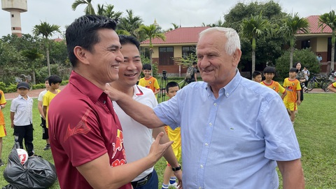 cuoc gap goi giua hai hlv petrovic (phai) va kiatisak truoc tran dau cuoc gap goi giua hai hlv petrovic (phai) va kiatisak truoc tran dau