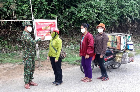 Điểm nóng tại biên giới Việt - Lào: Chui cả vào hầm xe để trốn cách ly - Ảnh 2. Điểm nóng tại biên giới Việt - Lào: Chui cả vào hầm xe để trốn cách ly - Ảnh 2.