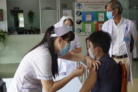 Đồng Tháp tiêm vắc xin cho giáo viên biên giới - Ảnh 1. Đồng Tháp tiêm vắc xin cho giáo viên biên giới - Ảnh 1.