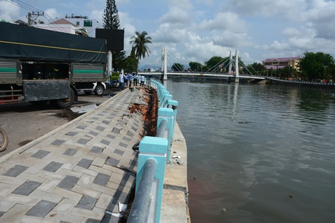 Sau chỉnh trang vỉa hè, bờ kè sông Cà Ty Phan Thiết nứt toác và sụp lún - Ảnh 3. Sau chỉnh trang vỉa hè, bờ kè sông Cà Ty Phan Thiết nứt toác và sụp lún - Ảnh 3.