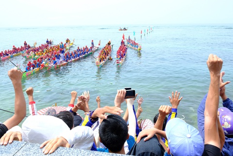 Cuộc đua trăm năm trên biển Lý Sơn - Ảnh 1. Cuộc đua trăm năm trên biển Lý Sơn - Ảnh 1.