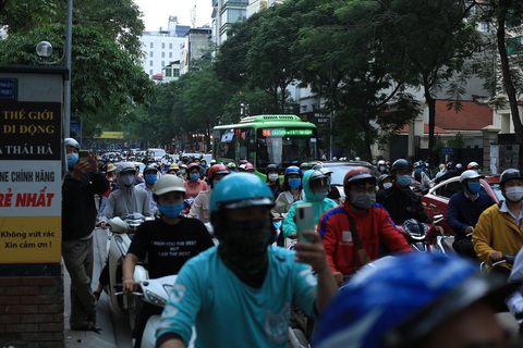Cháy nhà hàng giờ tan tầm, đường Hà Nội ùn tắc kéo dài - Ảnh 3. Cháy nhà hàng giờ tan tầm, đường Hà Nội ùn tắc kéo dài - Ảnh 3.