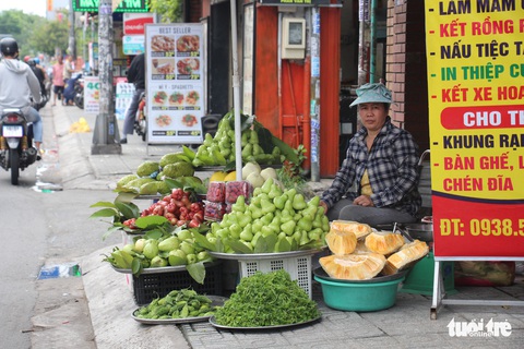 TP.HCM: Lập biên bản xử phạt 6 người không đeo khẩu trang - Ảnh 8. TP.HCM: Lập biên bản xử phạt 6 người không đeo khẩu trang - Ảnh 8.