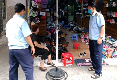 TP.HCM: Lập biên bản xử phạt 6 người không đeo khẩu trang - Ảnh 5. TP.HCM: Lập biên bản xử phạt 6 người không đeo khẩu trang - Ảnh 5.